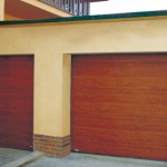 Sekční garážové vrata a vedlejší dveře KRUŽÍK design DRÁŽKA
